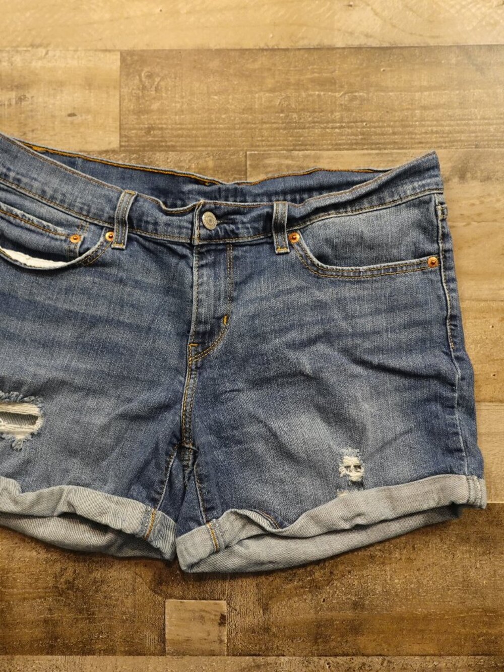 Levi’s Denim Shorts Women’s 31 Blue Distressed Rolled‎ Hem Casual 4.5" Inseam